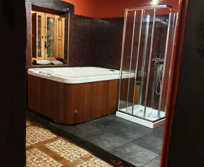 Gran jacuzzi privado de uno de los apartamentos deluxe de este establecimiento.