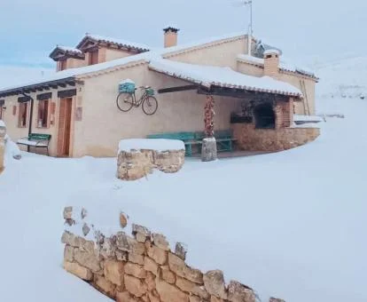 Acogedora casa rural independiente en un tranquilo entorno nevado para descansar y recargar las pilas.