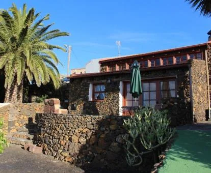 Coqueta casa de piedra ideal para parejas con zona exterior.