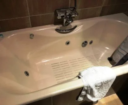 Bañera con hidromasaje de este coqueto apartamento independiente.