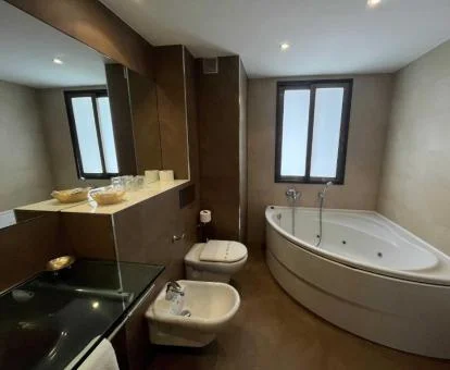 Amplio baño con bañera de hidromasaje privada del apartamento superior del establecimiento.