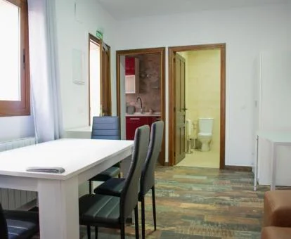 Interior de uno de los apartamentos con jacuzzi de este establecimiento.