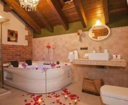 Fabuloso baño con bañera de hidromasaje privada y romántica decoración de uno de los apartamentos.