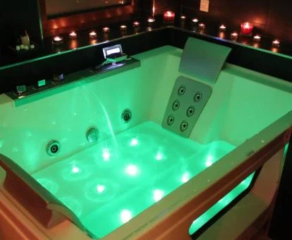 Jacuzzi privado de uno de los apartamentos de este establecimiento rural solo para adultos.