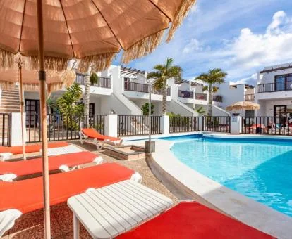 Zona exterior con solarium y piscina exterior de este establecimiento solo para adultos.