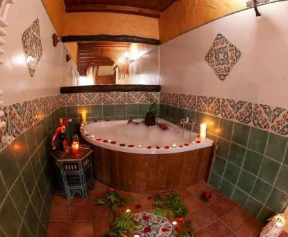 Bañera de hidromasaje privada con decoración romántica del apartamento de un dormitorio de este establecimiento.