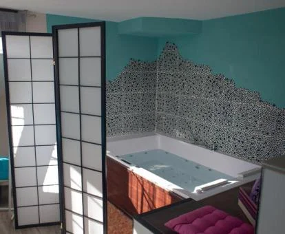 Bañera de hidromasaje privada de uno de los apartamentos del establecimiento.