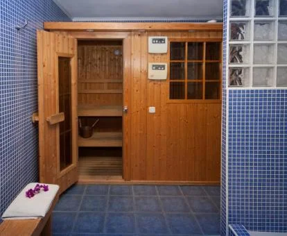 Acogedora zona de bienestar de este hotel ideal para parejas.