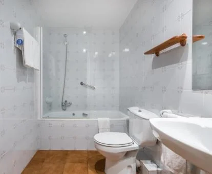 Baño con bañera de hidromasaje privada en el estudio para dos adultos de este establecimiento.