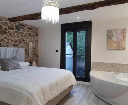 Dormitorio con bañera de hidromasaje privada junto a la cama de este apartamento independiente.