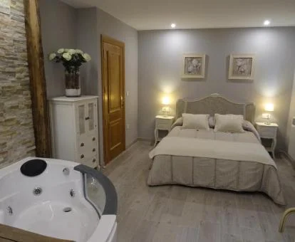 Precioso dormitorio con jacuzzi privado cerca de la cama de este apartamento.