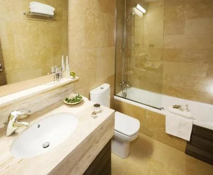 Baño con bañera de hidromasaje privada del loft de este establecimiento.