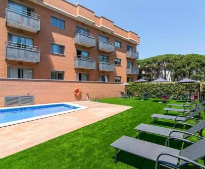 Edificio de este hotel con encanto con zona exterior y piscina.