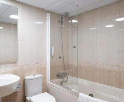 Jacuzzi privado en el baño del apartamento estándar.