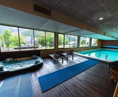 Zona de bienestar con vistas al exterior de este aparthotel.