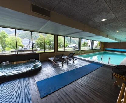 Instalaciones del spa con vistas al exterior, piscina cubierta y jacuzzi.