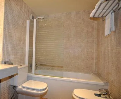 Baño con bañera de hidromasaje privada de uno de los apartamentos de este establecimiento.