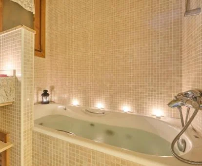 Bañera de hidromasaje privada en el baño del apartamento superior de este establecimiento.