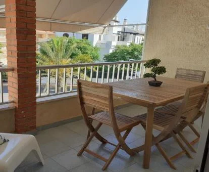 Amplia terraza amueblada de uno de los apartamentos acogedores de este establecimiento. 