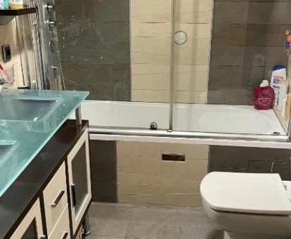 Baño con bañera de hidromasaje privada de este acogedor apartamento.