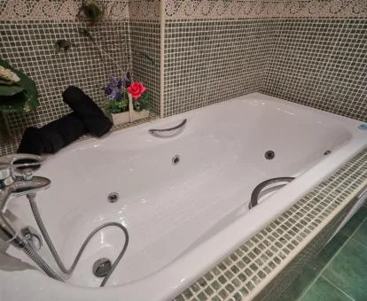 Bañera de hidromasaje privada de este apartamento independiente.