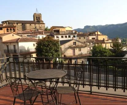 Terraza amueblada con bonitas vistas de este apartamento con jacuzzi privado.