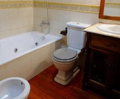 Baño con bañera de hidromasaje privada de este coqueto apartamento rural.