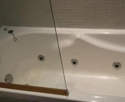 Bañera de hidromasaje privada de este acogedor apartamento.