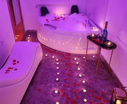 Maravillosa zona íntima con sofá tantra y un gran jacuzzi privado de este apartamento independiente.