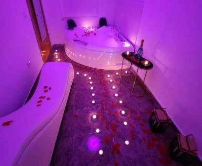 Precioso rincón con jacuzzi privado y sofá tantra de este coqueto apartamento para parejas.