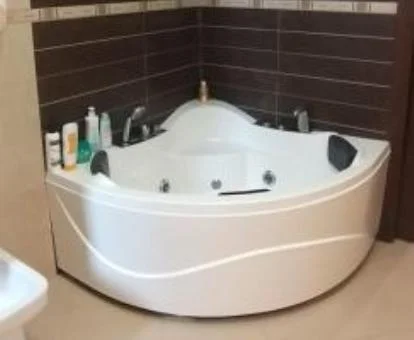 Bañera de hidromasaje privada de este coqueto apartamento.