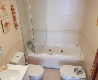 Bañera de hidromasaje privada en el baño de este apartamento de un dormitorio.