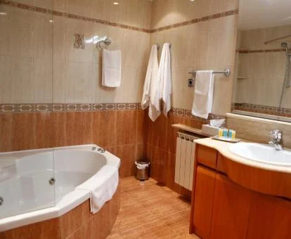 Amplia bañera de hidromasaje privada en el baño de este apartamento.