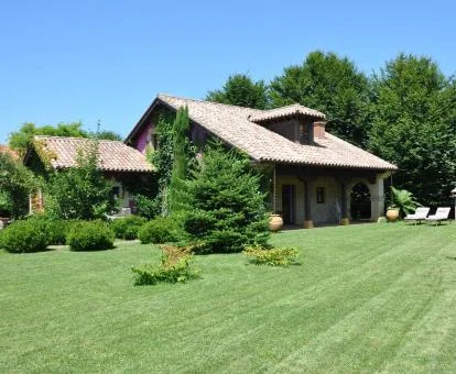 Precioso establecimiento rodeado de jardines ideal para parejas.