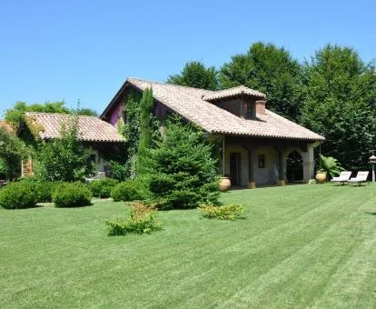 Establecimiento rural con amplios jardines y apartamentos rústicos.