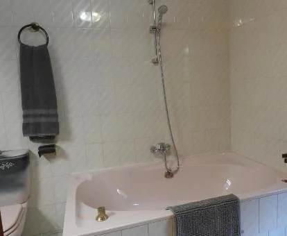 Bañera de hidromasaje privada de este acogedor apartamento.