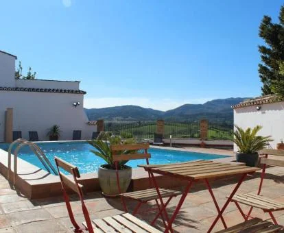 Preciosa terraza con piscina al aire libre y vistas a la naturaleza de este complejo de apartamentos.