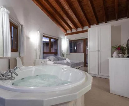 Bañera de hidromasaje privada del apartamento dúplex del establecimiento.