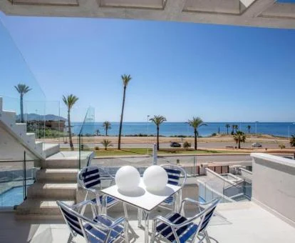 Terraza con vistas al mar de uno de los apartamentos de este complejo a pie de playa.