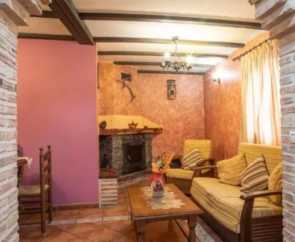 Acogedora sala de estar con chimenea de uno de los apartamentos de este establecimiento.