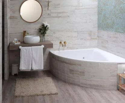 Bañera de hidromasaje privada del apartamento de un dormitorio.