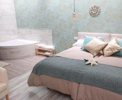 Dormitorio con jacuzzi privado de uno de los apartamentos.