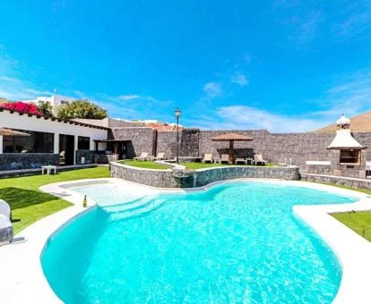 Zona exterior con piscina y mobiliario de este complejo de apartamentos.