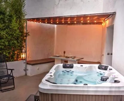 Terraza con un gran jacuzzi privado del apartamento con patio de este establecimiento.