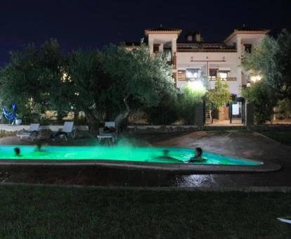 Complejo de apartamentos rústicos con piscina exterior.