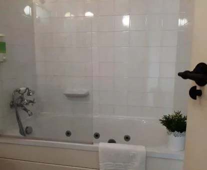 Bañera de hidromasaje privada de uno de los apartamentos de planta baja.