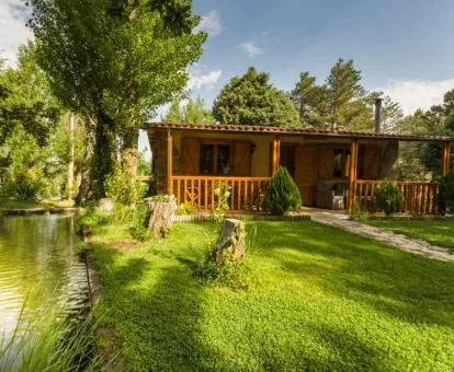 Uno de los preciosos apartamentos independientes rodeados de naturaleza de este alojamiento rural.