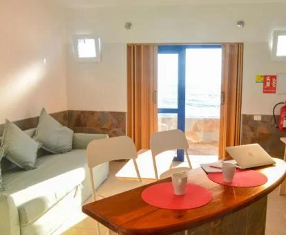 Interior de uno de los preciosos estudios con vistas al mar del complejo.