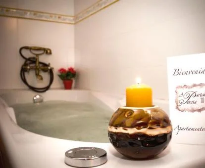 Bañera de hidromasaje privada en el baño del apartamento con vistas a las montañas.