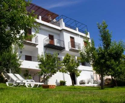 Edificio de este complejo de apartamentos con amplios jardines.